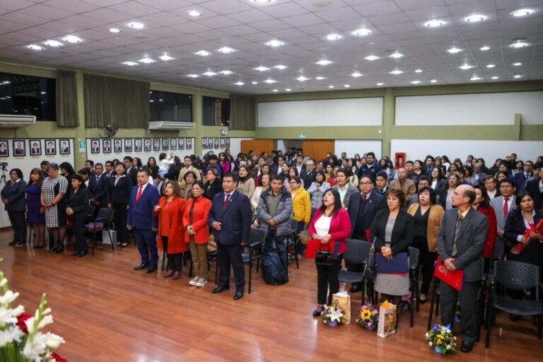 DREMO reconoce a docentes por 25 y 30 años de servicio en Ilo