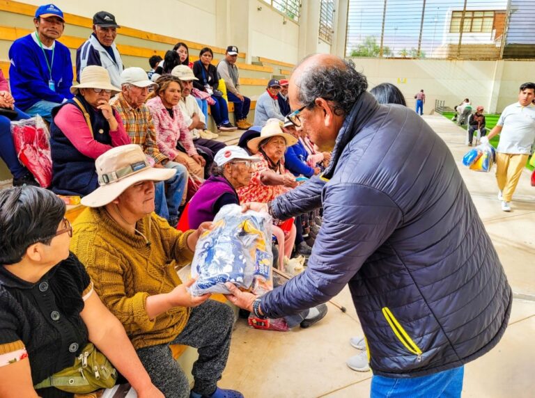 Población vulnerable de Mejía recibe ropa de abrigo