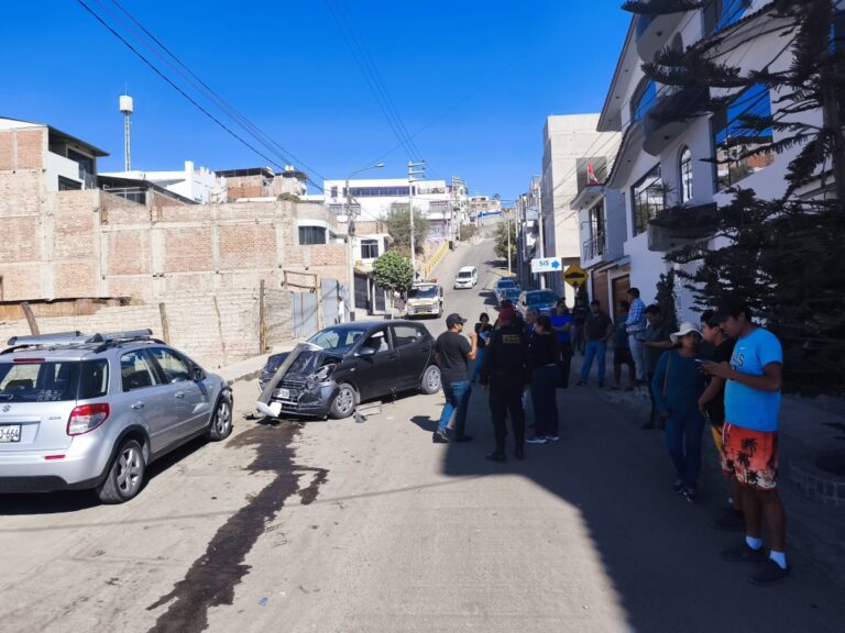 Triple choque en avenida Simón Bolívar deja daños materiales e involucra a policía