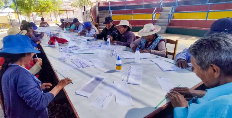 Adultos mayores participan en taller de manualidades con material reciclable