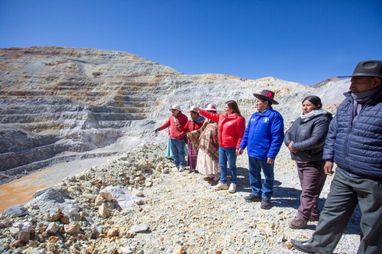 Trinquetes políticos: Autoridades visitan mina contaminante