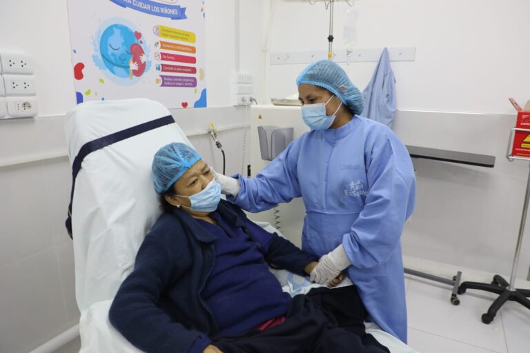 Asegurados de EsSalud Ilo acceden a diálisis sin cirugía