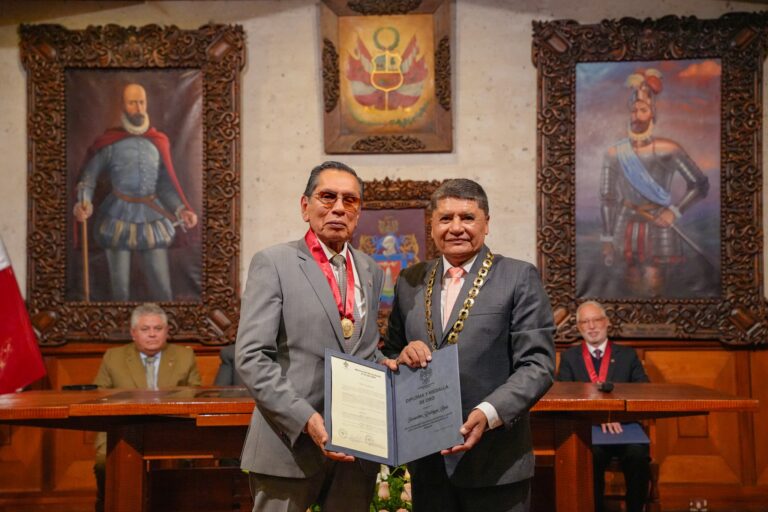 485º aniversario: Arequipa distingue al periodista mollendino Bernardino Rodríguez Carpio