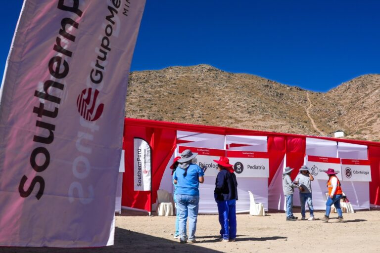 Llevan atención médica y abrigo a familias del anexo de Coscore