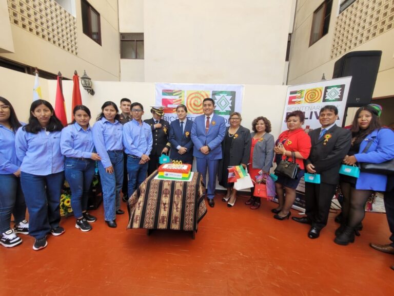 Bolivia conmemora su Bicentenario con emotiva ceremonia en el puerto de Ilo
