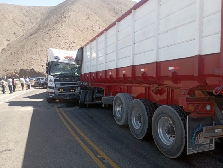 Choque frontal de dos camiones en ruta a Matarani