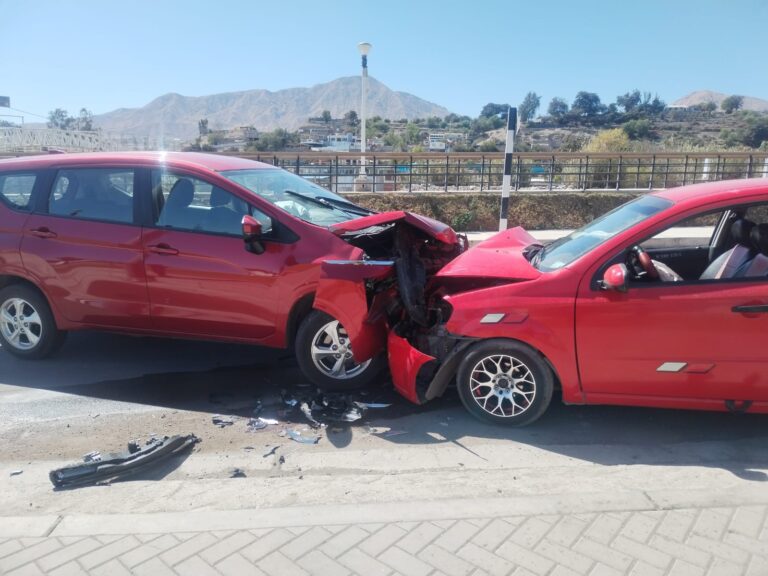 Choque frontal de vehículos dejó una persona herida