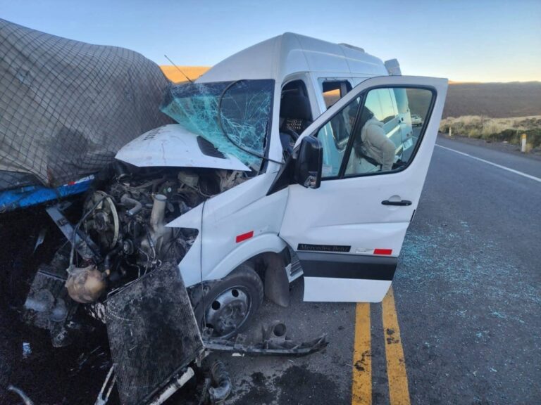 Arequipa: dos muertos en violento choque por alcance entre minivan y trailer