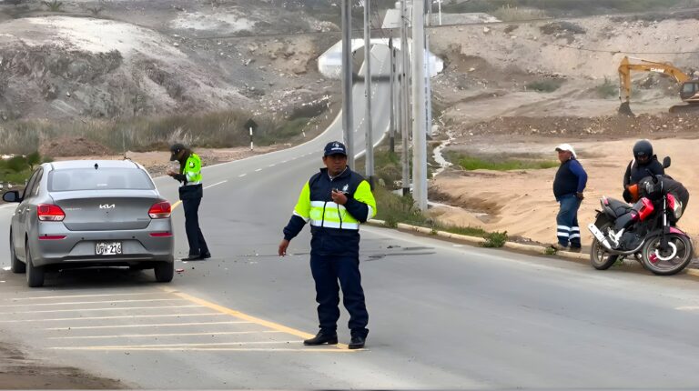Auto y moto chocan en la rotonda de Las Rocas