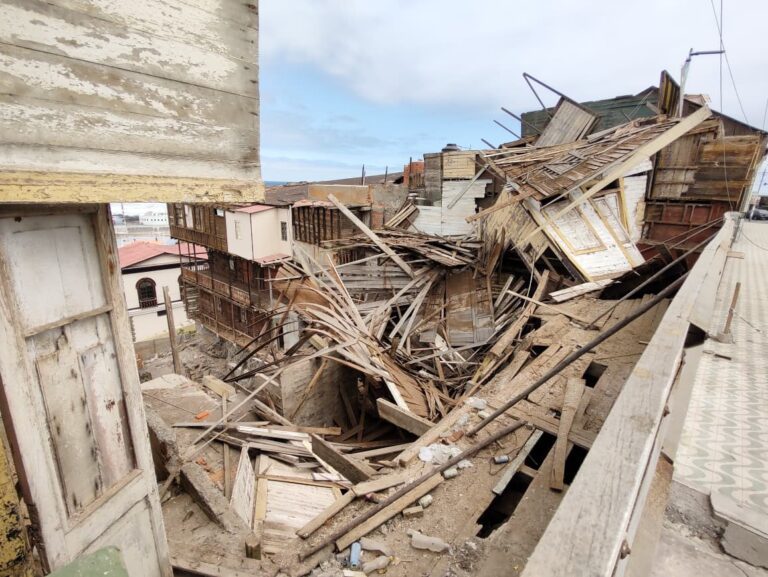 Colapsa antigua casona de madera en el parque Grau