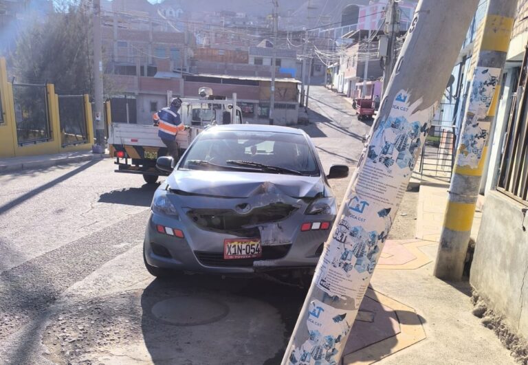 Conductor choca contra un poste y se da a la fuga