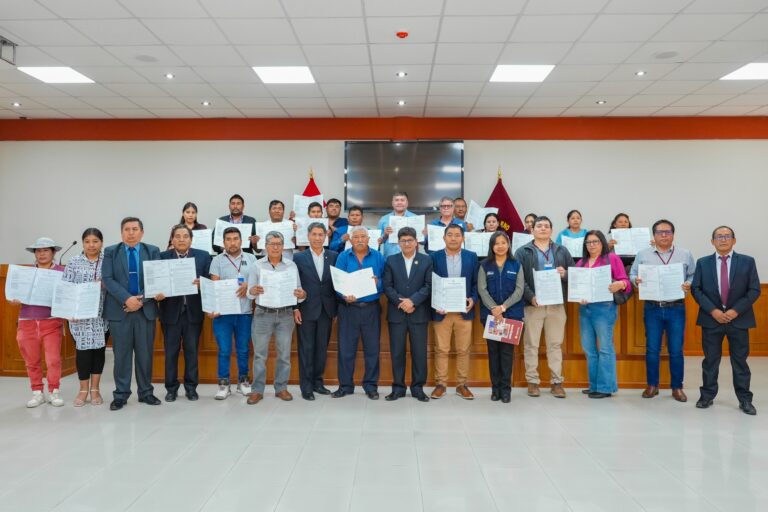 Islay entre las provincias beneficiadas: entregan 40 títulos de concesiones mineras