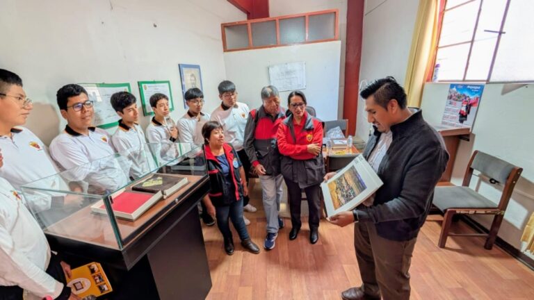 Estudiantes de Max Uhle conocen acta de la independencia de Moquegua