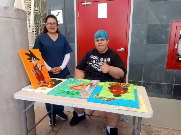 Hospital Regional promueve reinserción social con feria de pacientes en rehabilitación