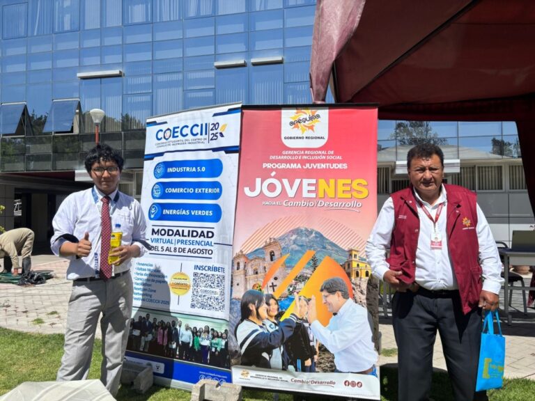 Jóvenes presentan proyectos tecnológicos en feria regional