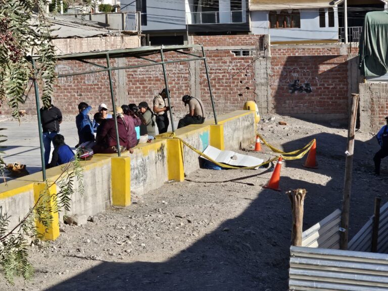 Serenos hallan cadáver de un varón en losa deportiva de San Antonio