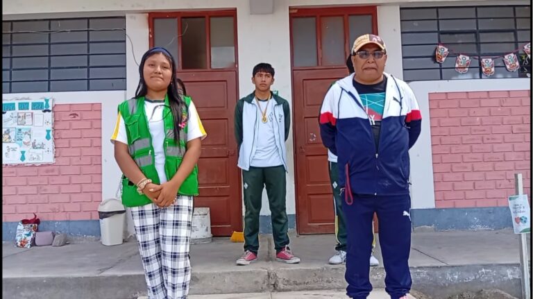 López de Romaña: estudiantes construyen vereda en su institución educativa