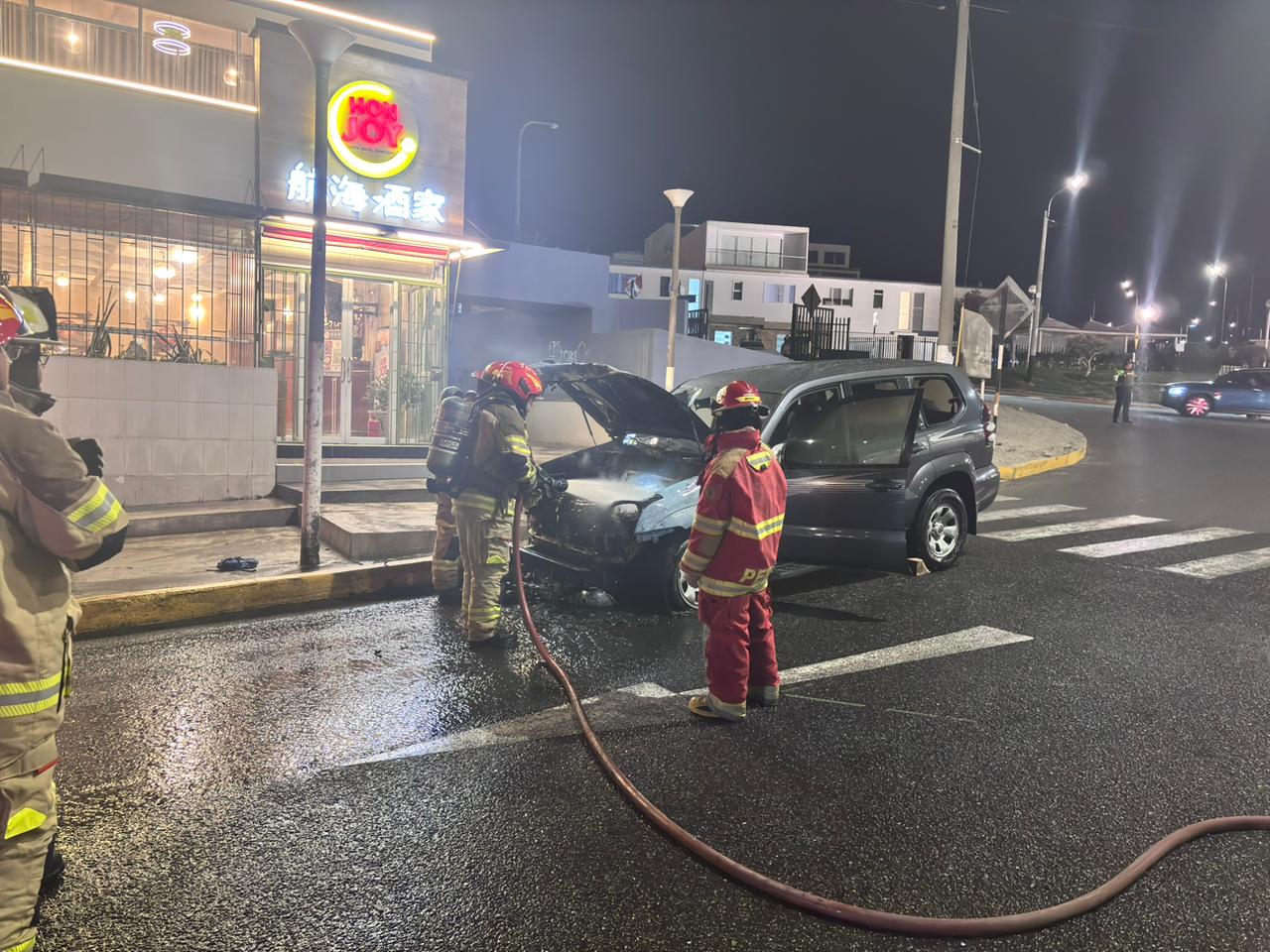 Incendio de camioneta en Ciudad Nueva Pacocha frente al chifa HonJoy 15082025 1 La Prensa Regional