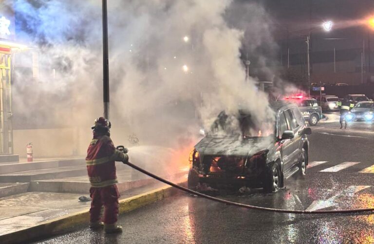 Vehículo se incendia en Pacocha y es controlado por bomberos