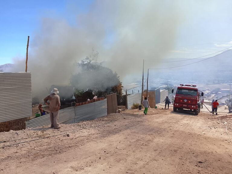 Incendio en Samegua deja tres viviendas destruidas