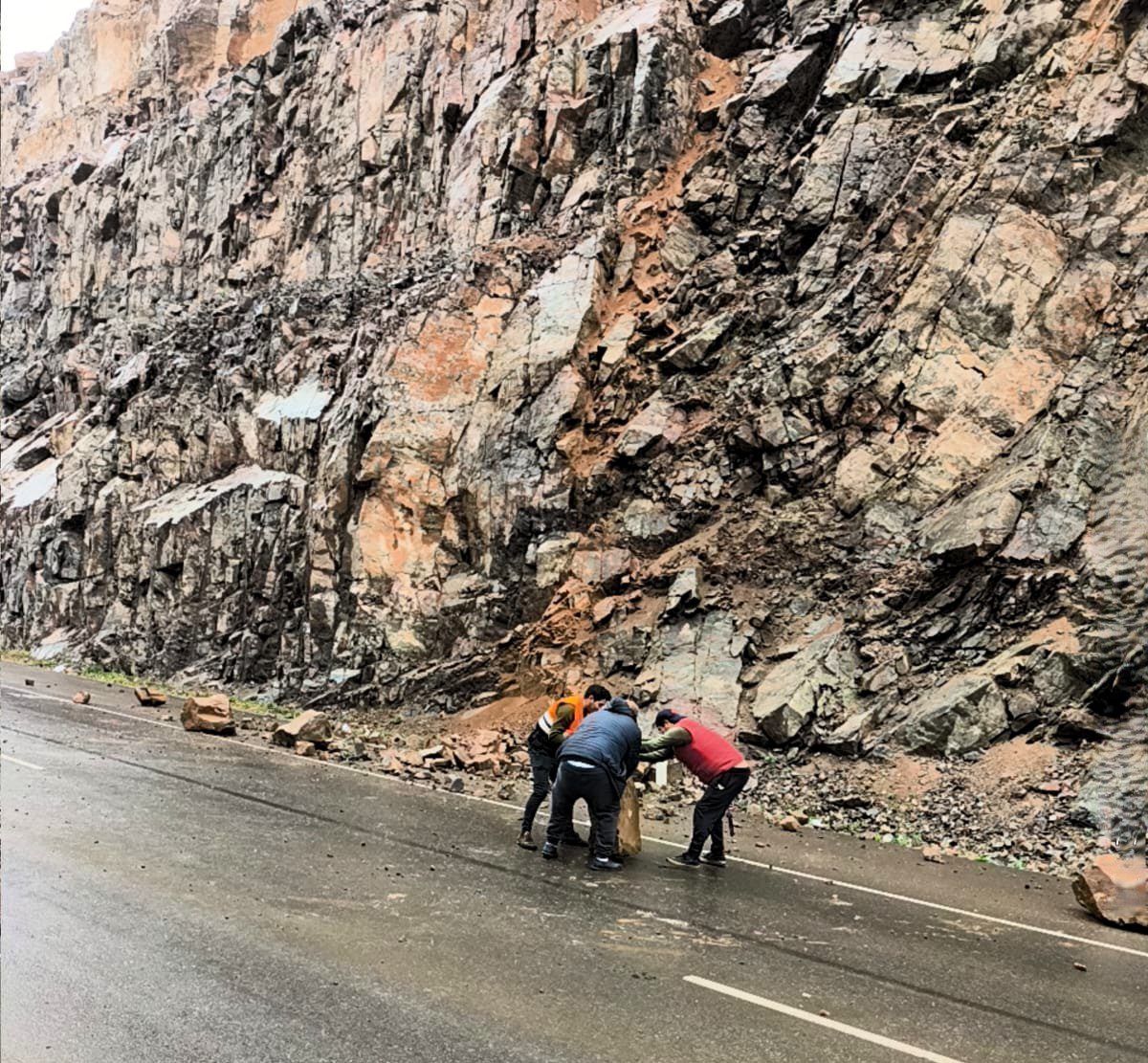Intervencion emergencias por lluvias Defensa Civil Mollendo 25082025 3 La Prensa Regional