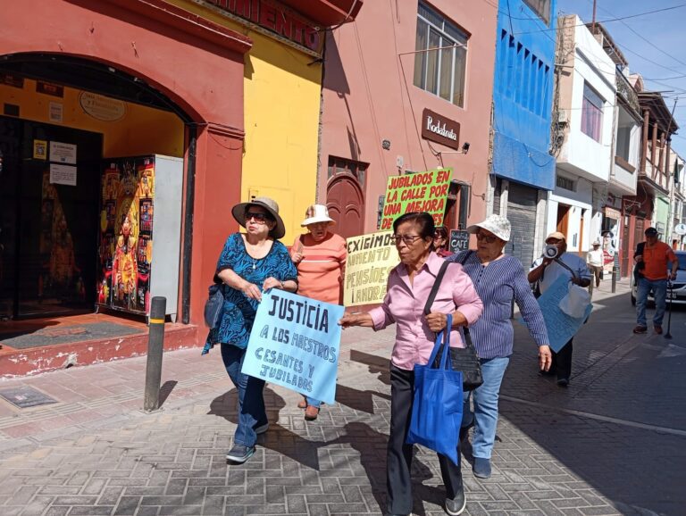 Maestros cesantes y jubilados marchan por una pensión digna y justa