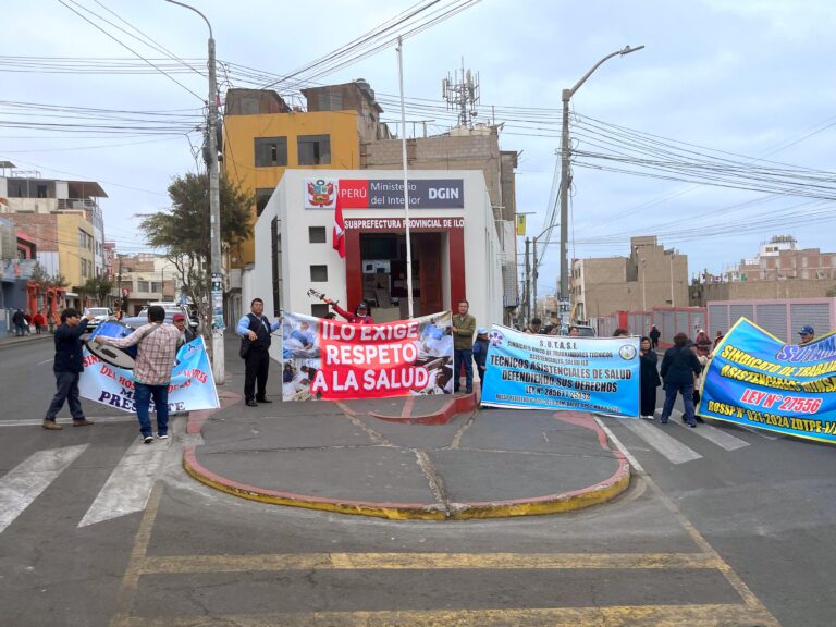 Trabajadores del Hospital de Ilo marcharon exigiendo mejores condiciones en el sector salud