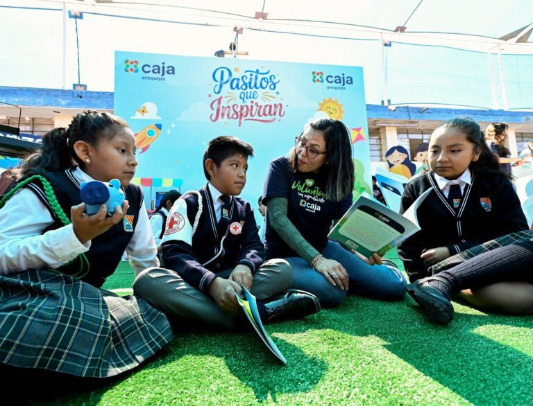 Niños de Jacobo Hunter reciben educación financiera con Caja Arequipa