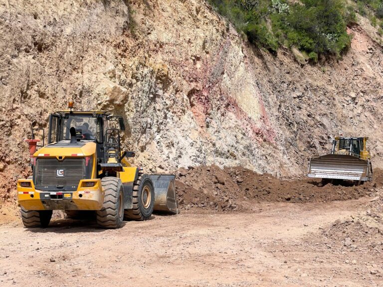 Obra vial en San Cristóbal Calacoa avanza con más del 65% de ejecución y genera empleo local