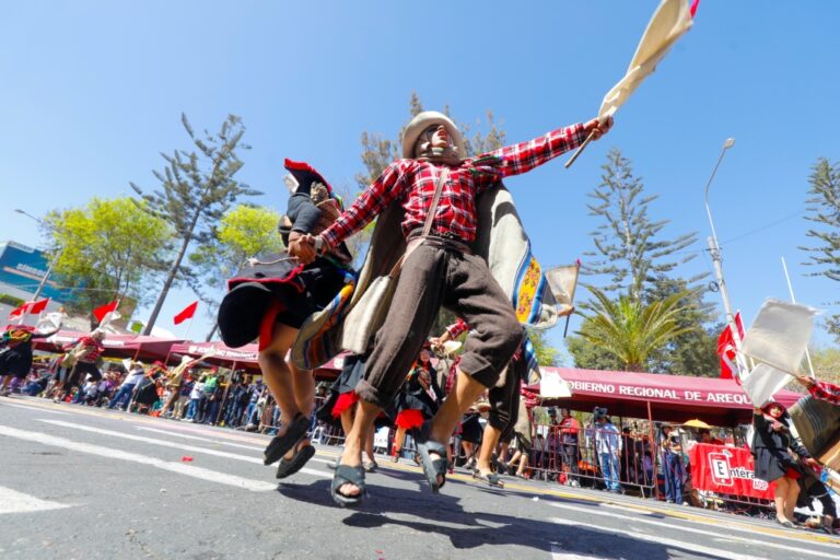 Más de 3200 artistas en pasacalle regional por aniversario de Arequipa