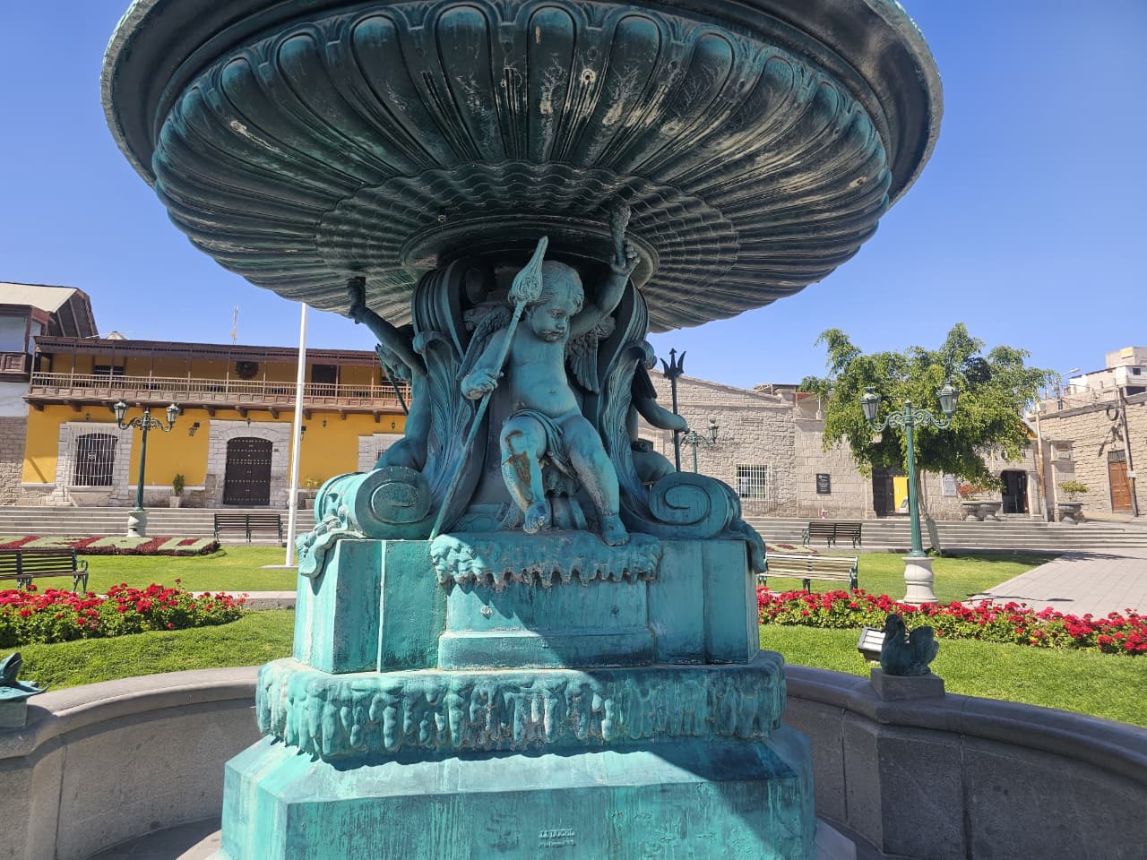 Pileta de la plaza de armas y alrededores en mal estado 29082025 13 La Prensa Regional