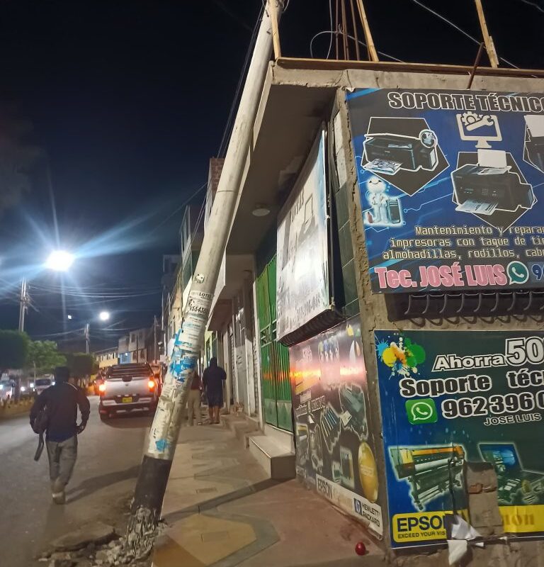 Poste de alumbrado queda inclinado tras choque y genera riesgo   