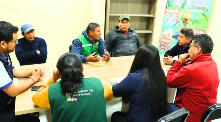 Alcalde y camaroneros buscan preservar el ecosistema del río Tambo 