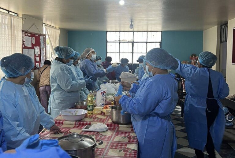 Taller en Mollendo enseña a preparar hamburguesas de pescado