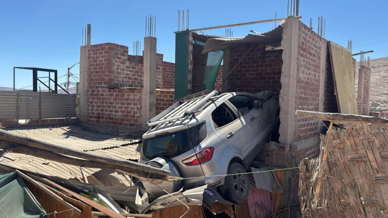 Vehículo cae sobre vivienda y causa daños materiales