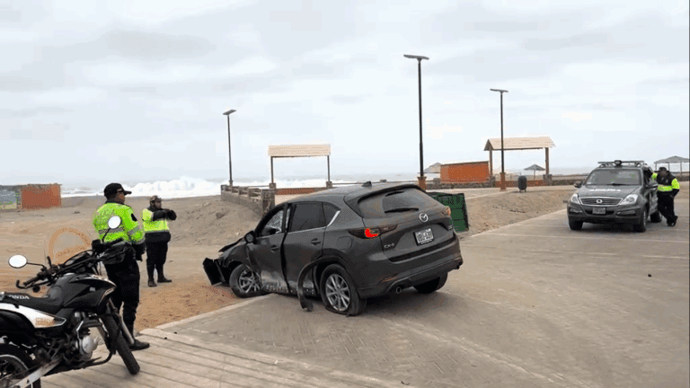 Camioneta de funcionario municipal de Mollendo sufre aparatoso despiste