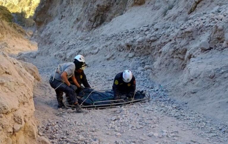 Enfermera fallece y su pareja queda gravemente herido tras caer en barranco