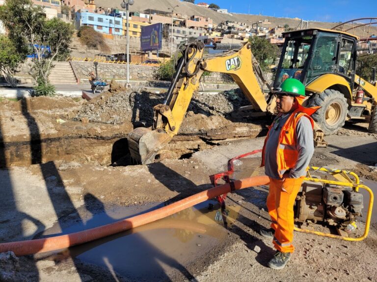 Obrero queda atrapado tras derrumbe en obra de EPS en Alto Ilo