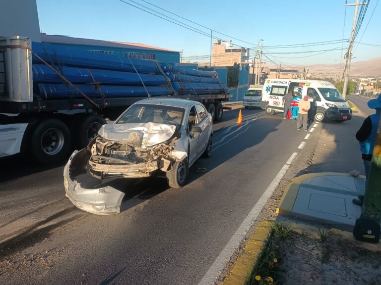 Dos personas heridas tras accidente vehicular en Samegua
