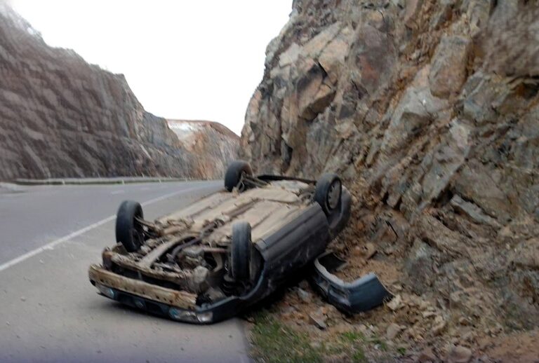 Vehículo se despista y vuelca en la vía Costanera Mollendo–Matarani