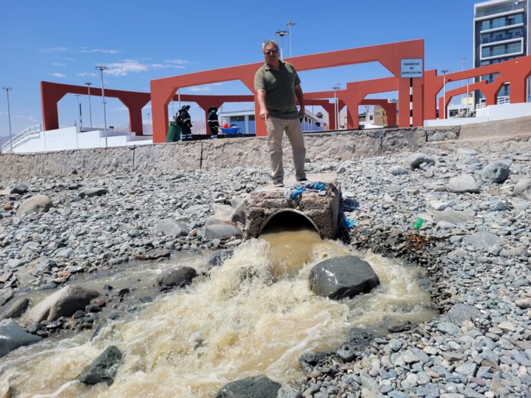 Aguas residuales siguen vertiéndose frente al malecón costero y autoridades indiferentes