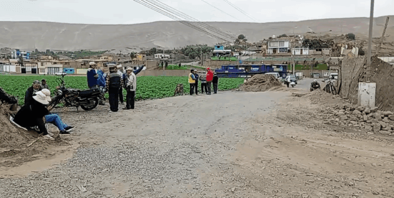 Vecinos de Deán Valdivia bloquean cruce de Santa María en protesta contra camiones