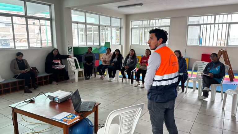 Docentes de Islay reciben capacitación en gestión de riesgos