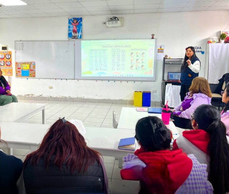Capacitan a docentes sobre lenguaje expresivo en niños
