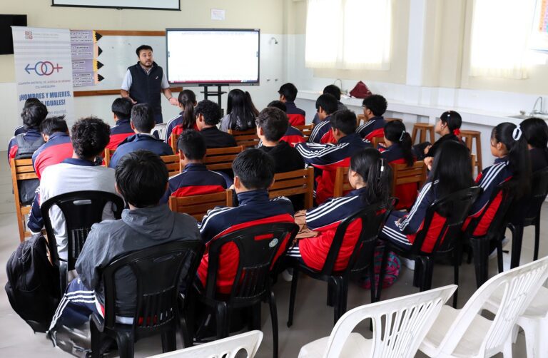 Estudiantes de Islay participaron en charlas sobre prevención del ciberbullying