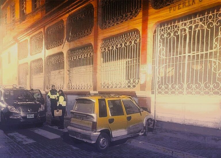 Auto se estrella contra pared del mercado San José