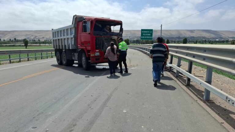 Choque frontal de camiones en puente Costanera