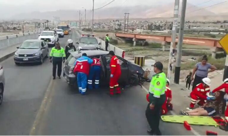 Tres heridos en violento accidente en el puente Pacocha
