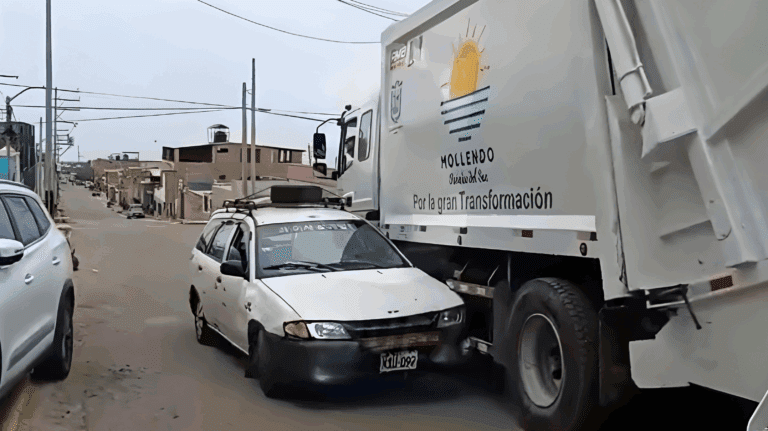 Station wagon choca con compactadora de basura en Alto Inclán