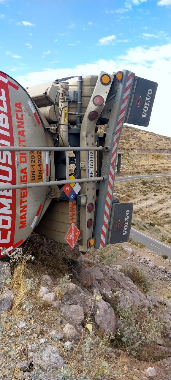 Cisterna boliviana vuelca en la Binacional un fallecido 07092025 3 e1757309757822 La Prensa Regional